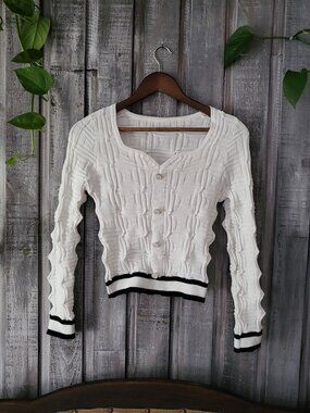 NWOT White Geometric Textured Knit Cropped Cardigan M